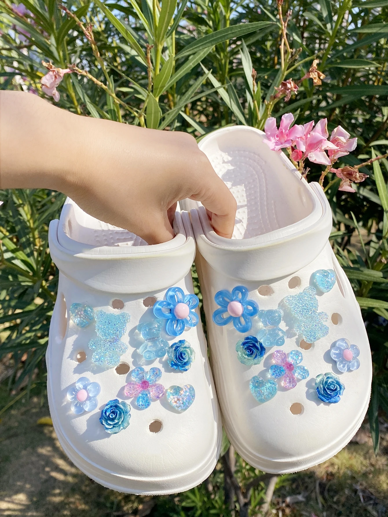 18 pieces of blue sugar bear, rose, crystal flower, heart, flower shoe buckle, DIY decoration, multi-functional shoe clip access