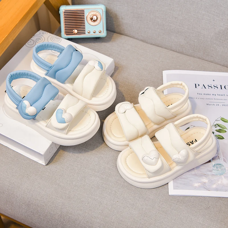 Sandalias de tiras para niñas con bonito corazón, novedad de verano 2026, zapatos de playa gruesos para niños, antideslizantes, cómodos, versátiles, para exteriores, tipo barefoot.