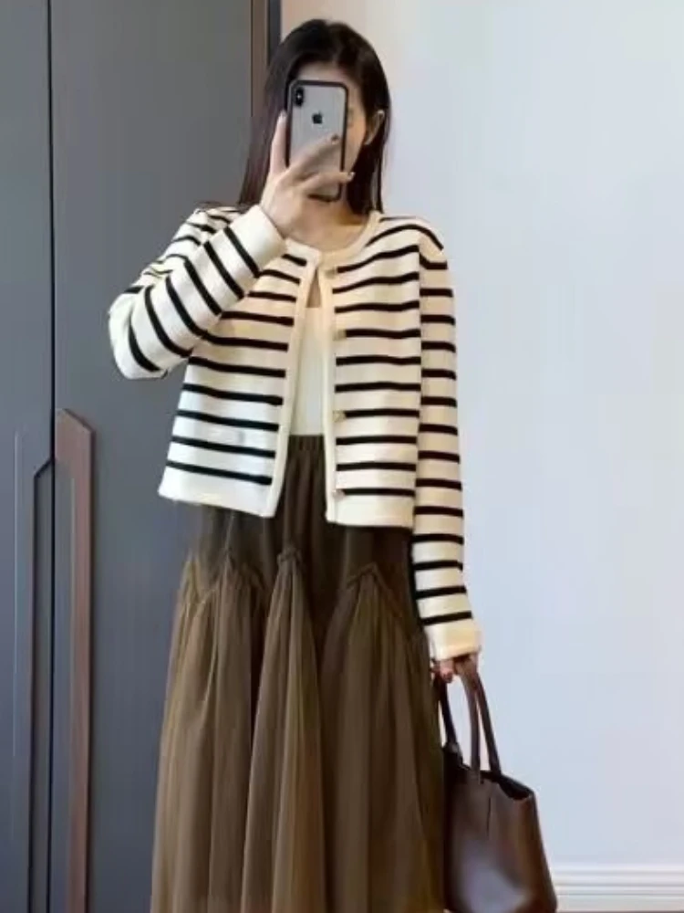 Женский полосатый кардиган с длинными рукавами и круглым вырезом на пуговицах, вязаный женский осенне-весенний вязаный однобортный кардиган, корейские короткие свитера