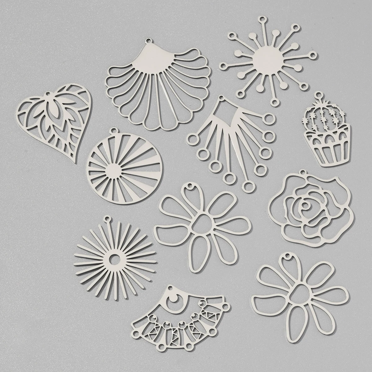 10pcs/Lot Stainless Steel Gothic Nautical Compass DIY Charms Sunflower Witch Necklace Pendants Woman Heart Jewelry Wholesale