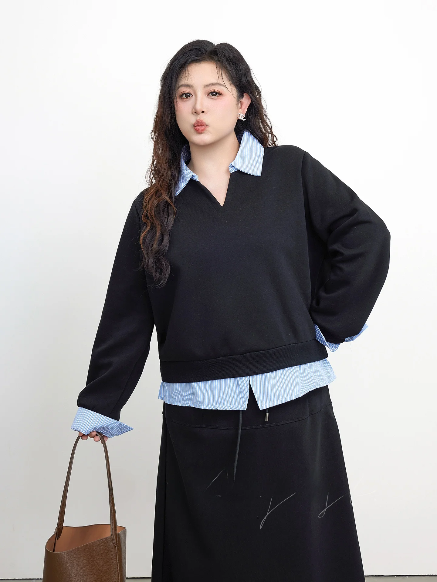 

Новая женская модная толстовка больших размеров: повседневная, в полоску, с пэчворком, длинным рукавом, отложным воротником, свободного кроя, стройнящая, весенняя