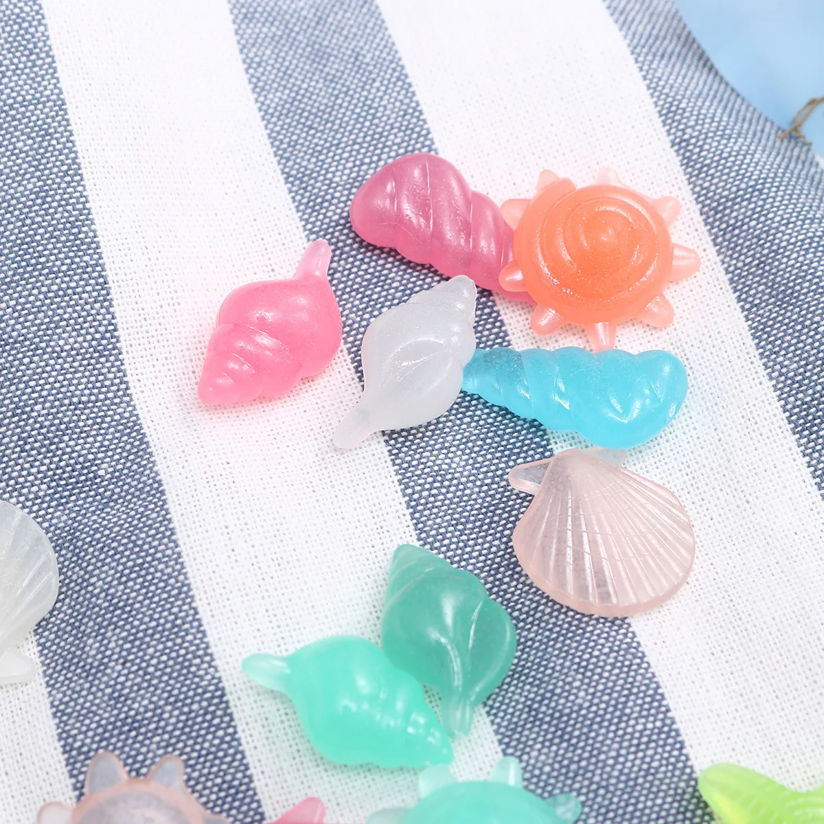 

80 Pcs Glow Stone Fluorescent Decoration Fish Tank Luminescent Pebbles