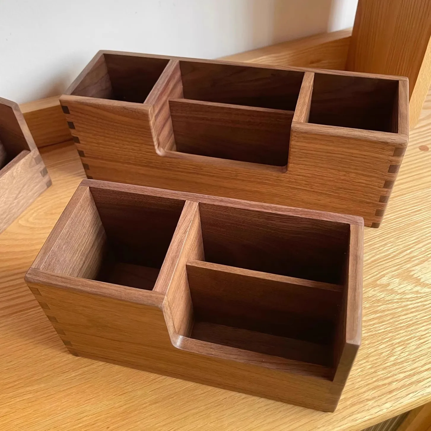 

Многофункциональный держатель для ручек из цельного дерева, коробка для хранения пульта дистанционного управления, коробка для блокнотов из черного ореха