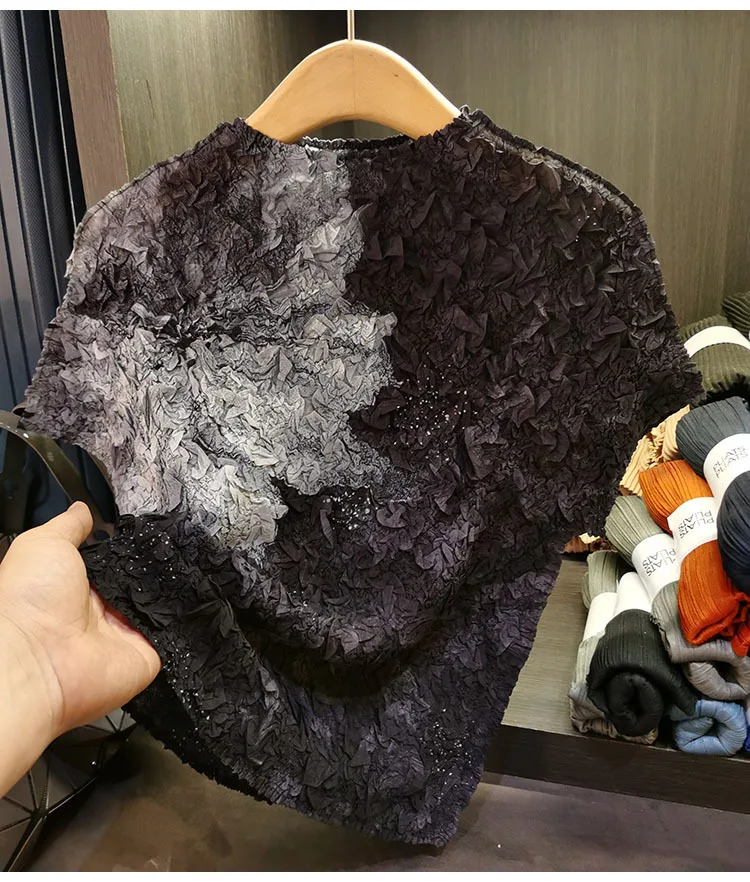 

Miyake Folds 2025 плиссированный топ с принтом тай-дай, темпераментный, для поездок на работу, сотня с футболкой с короткими рукавами, женская летняя новинка