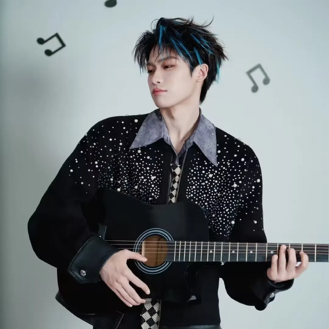 دعامة "Ziyu" الأصلية لمهرجان الموسيقى على شكل جيتار كرتوني، قلادة سلسلة مفاتيح، ديكور سطح المكتب، مشبك من البولي بروبيلين، حب عكسي