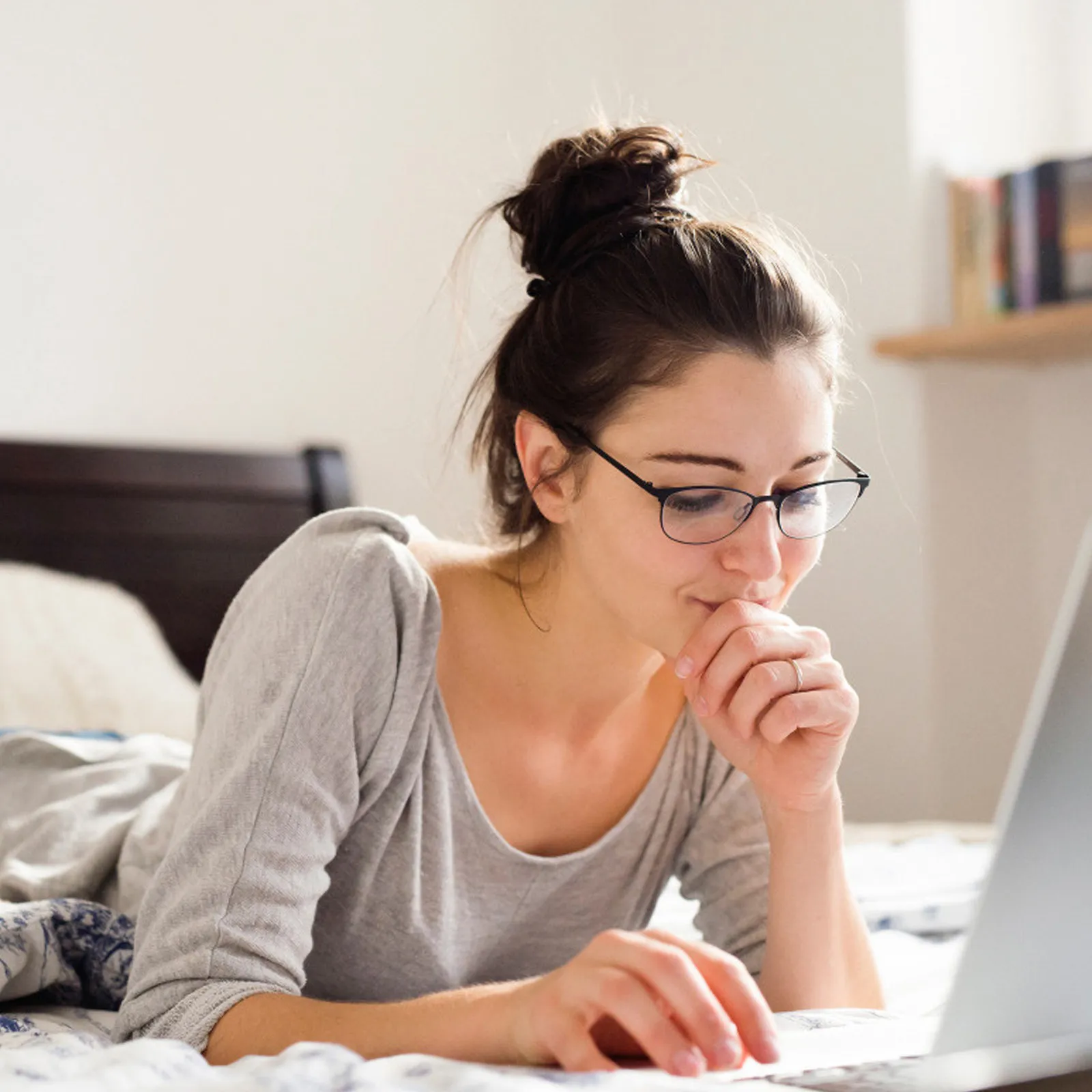 

8Pcs Hair Bun Maker Set Donut Style Updo Tool for Women Easy Secure Styling Elegant Daily Wear Party Office Salon Use Bun Shape