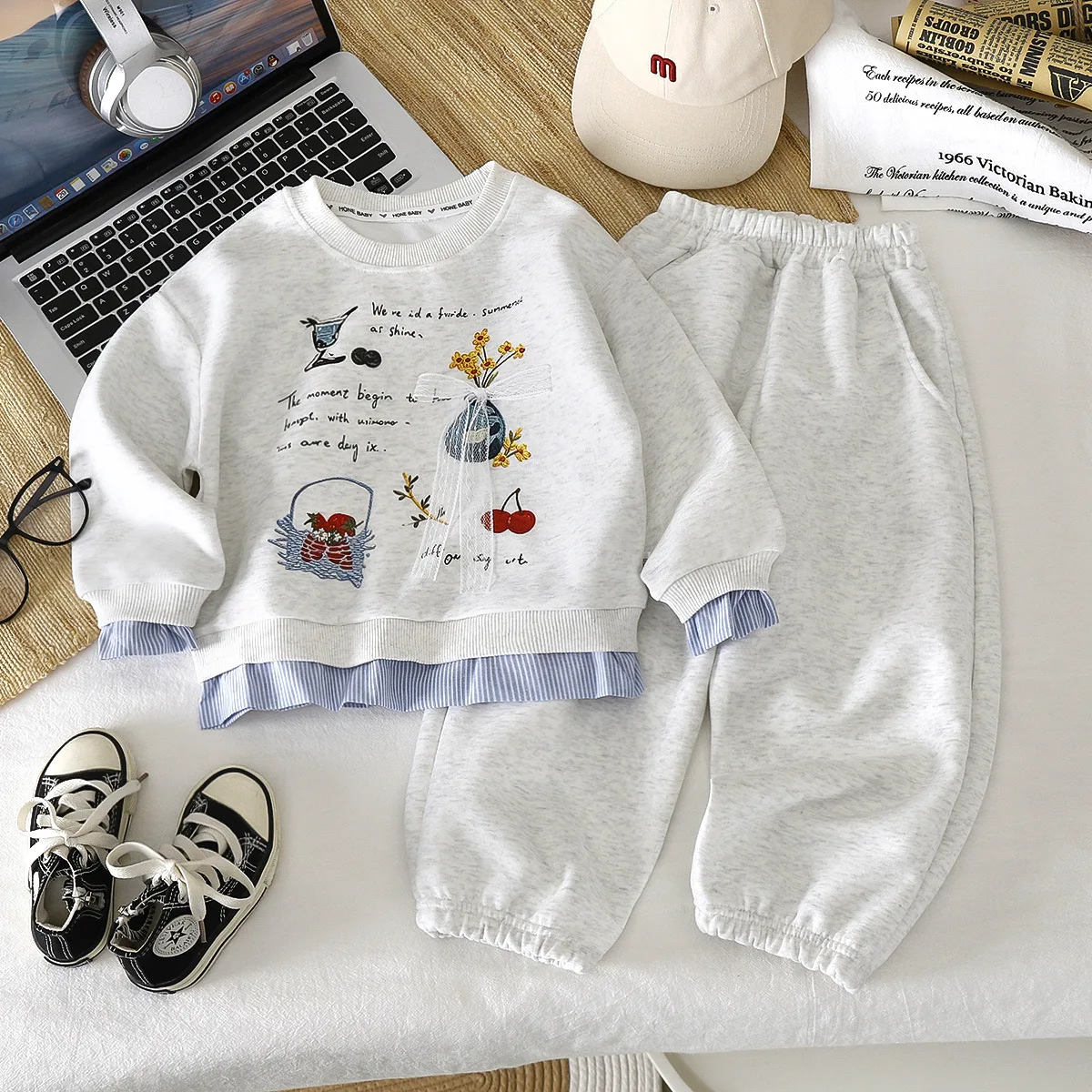 Neue Herbst-Kinderkleidungssets, Baby-Mädchen, Cartoon-Print, gestreiftes Sweatshirt mit Rüschenbündchen + Hose, 2-teiliges Freizeit-Outfit für Kinder, 2-14 Jahre – Detail 2