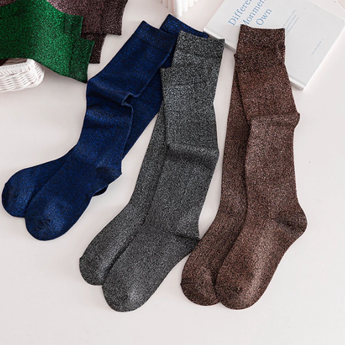 المرأة موضة مثير لامعة الجوارب الكورية نمط الذهب والفضة جوارب حريرية تصميم فاخر جودة عالية قبالة جوارب الركبة الجوارب