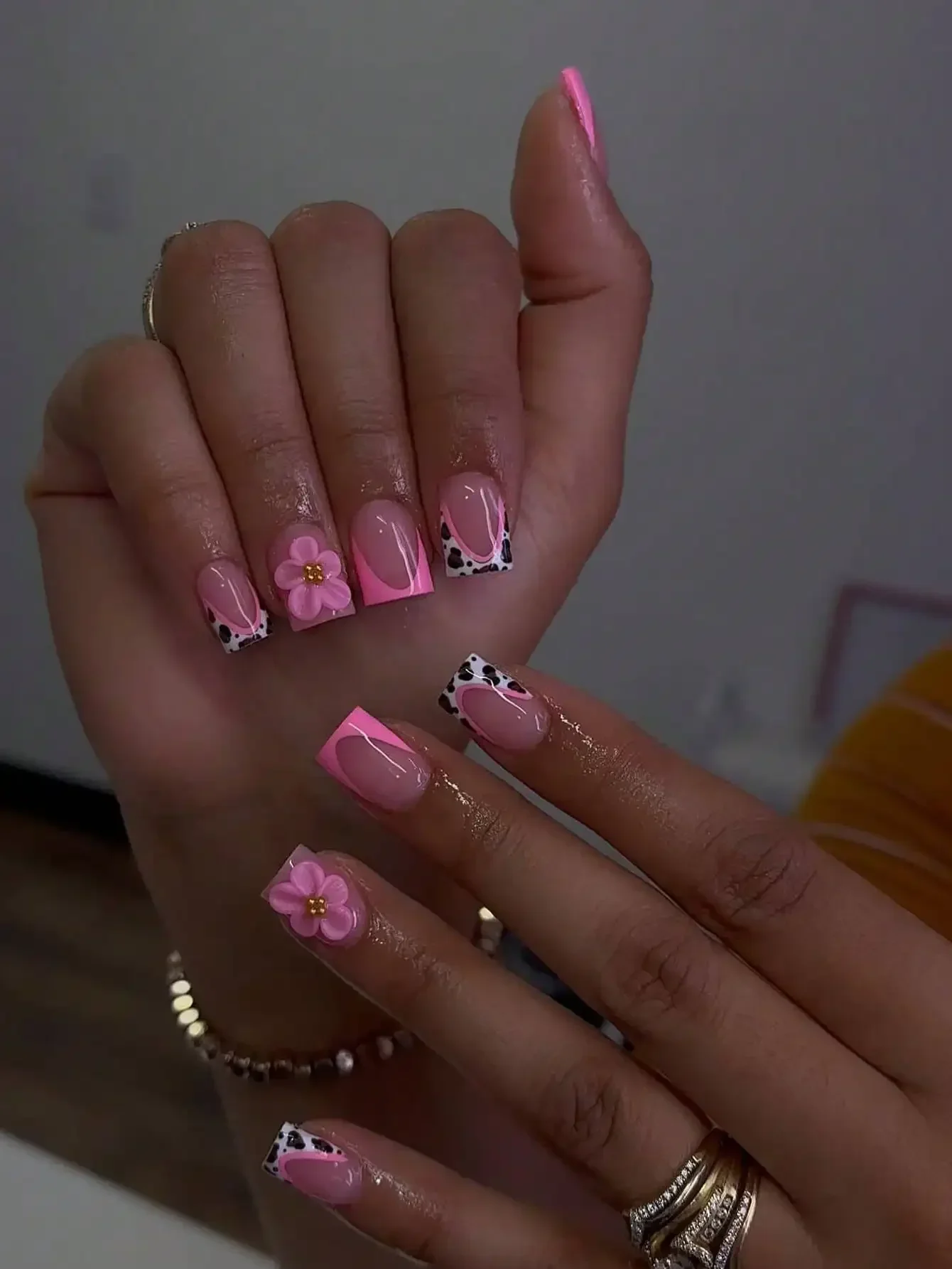 

24pcs Leopard Print Pink Square Nail Stickers, 3D Pink Flower & Golden Pearl Pattern, Suitable For Girls Daily Wear And Parties, Includes 1 Bottle Gel Glue And 1 Nail File Press On Nails