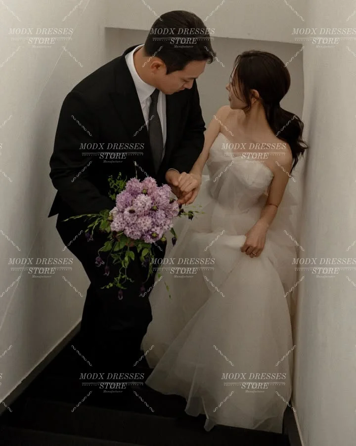 ชุดแต่งงานทรงเอไลน์สีขาวเรียบง่ายสไตล์เกาหลี แบบไม่มีสาย ชุดเจ้าสาวยาวกรอมพื้น  ชุดแต่งงานสำหรับผู้หญิง  สามารถสั่งตัดได้