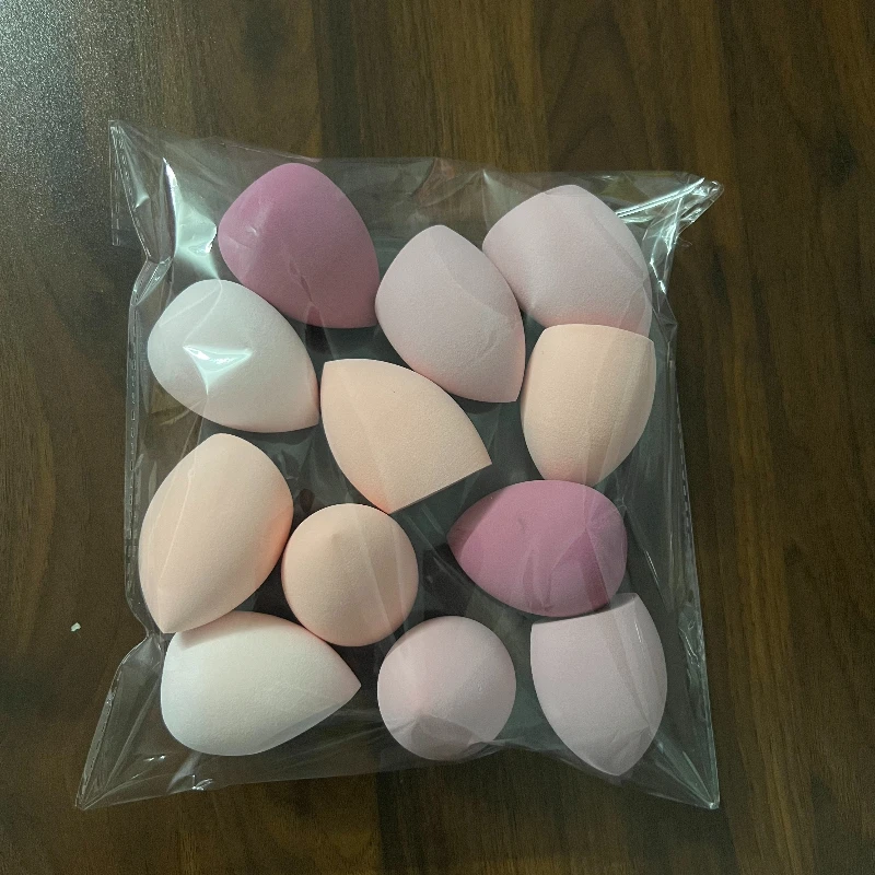Oeuf de maquillage imbibé dans l'eau pour devenir plus grand et humide. L'éponge d'œuf de maquillage à double usage ne mange pas l'œuf de maquillage pastel