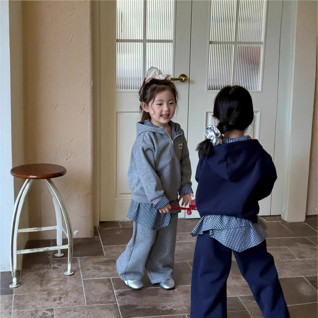 

Костюм для девочек, осень 2023, новая детская одежда, корейский стиль, толстовка с капюшоном в клетку для девочек, комплект из двух предметов, повседневный простой
