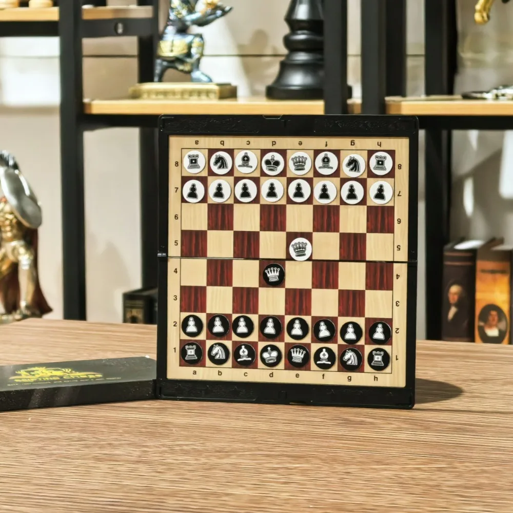 مجموعة شطرنج صغيرة مع لوحة ألعاب سفر مغناطيسية قابلة للطي 2 لعبة شطرنج صغيرة مغناطيسية قابلة للطي
