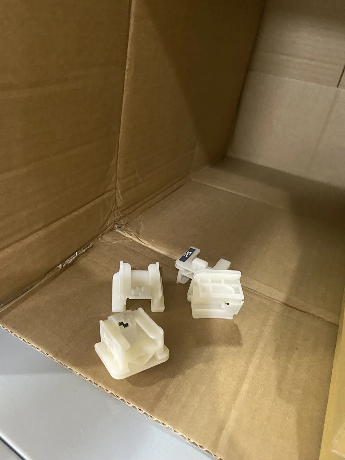 

4PC T7411 T741X Cartridge Chip with holder For Epson SureColor F6000 F6070 F6200 F6270 F7000 F7070 F7100 F7170 F7200 F7270 F9300