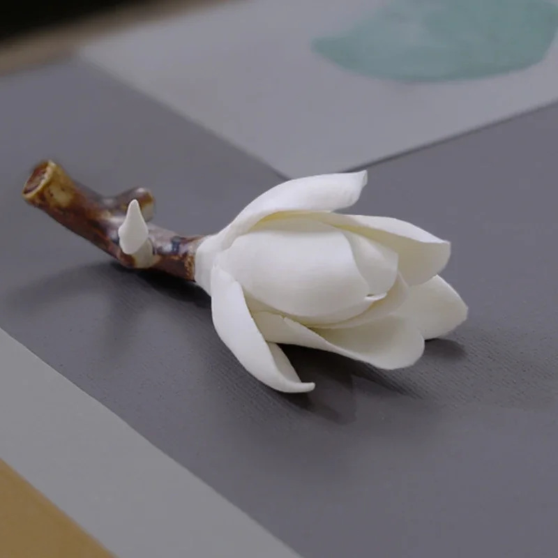 مجموعة حامل أقلام من زهور ماغنوليا المقلدة وأقلام السيراميك، مثالية لدعائم الزخرفية ومستلزمات كتابة الخط