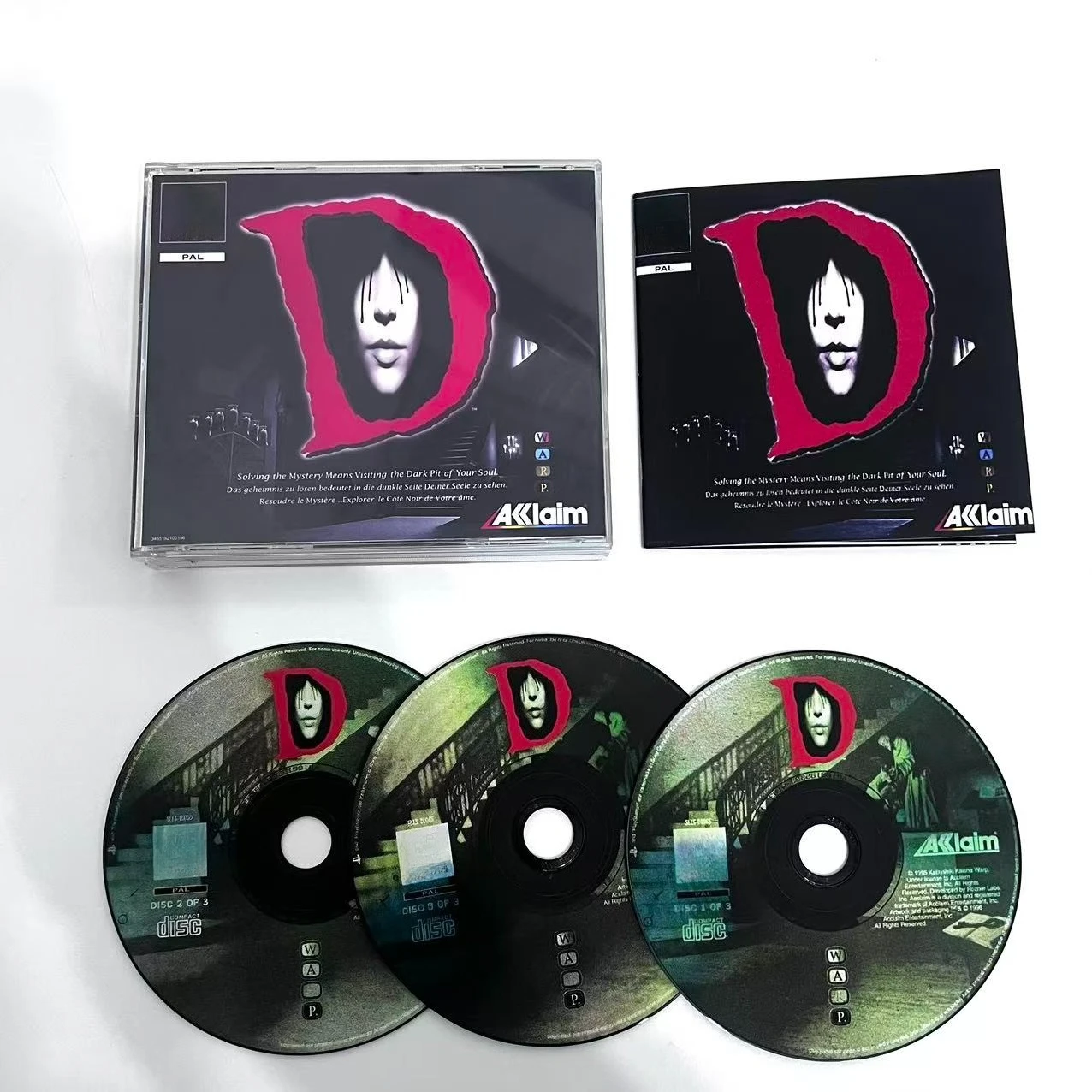 

Игровой диск для PS1 (версии D PAL и UC) с инструкцией, DVD-диск для копирования, CD-диск для разблокировки консоли, оптический драйвер для чтения CD.