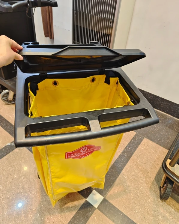 Carrello commerciale per hotel e ristoranti Carrello per la pulizia in plastica gialla Rifiuta secchi per sacchetti Wringer per il servizio di pulizia