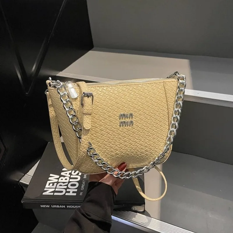 

Fashionable Textured Weave Shoulder Bag For Women Unique Underarm Bag For Adding A Tactile Element To Your Look