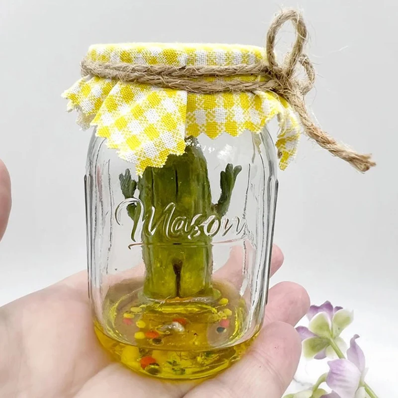 Mini picles mal-humorado em uma escultura de jarra Engraçado Aojiao Jar Pickle Display dos desenhos animados Estátua de Pickle de vidro claro criativo