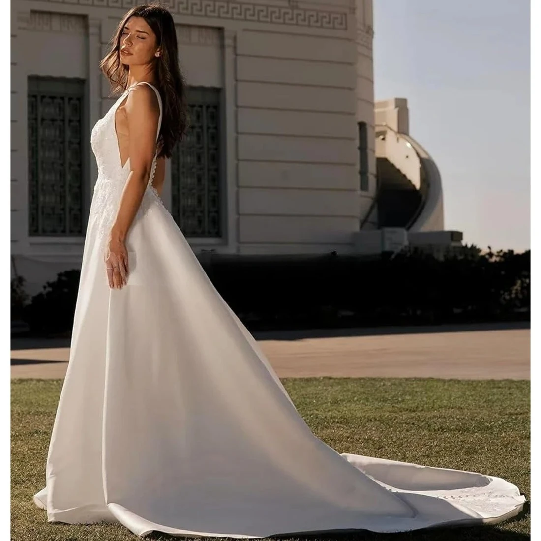신부를 위한 새틴 웨딩 드레스 아플리케 A라인 스퀘어 넥 섹시한 백리스 브라이덜 가운 트레인 포함 맞춤 제작