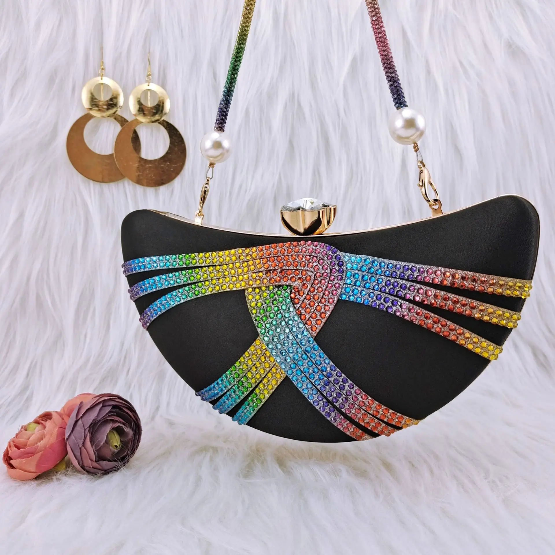 

Cashew clutch bag, colorful hot diamond belt decoration, pearl arm, suitable for daily or banquet occasions