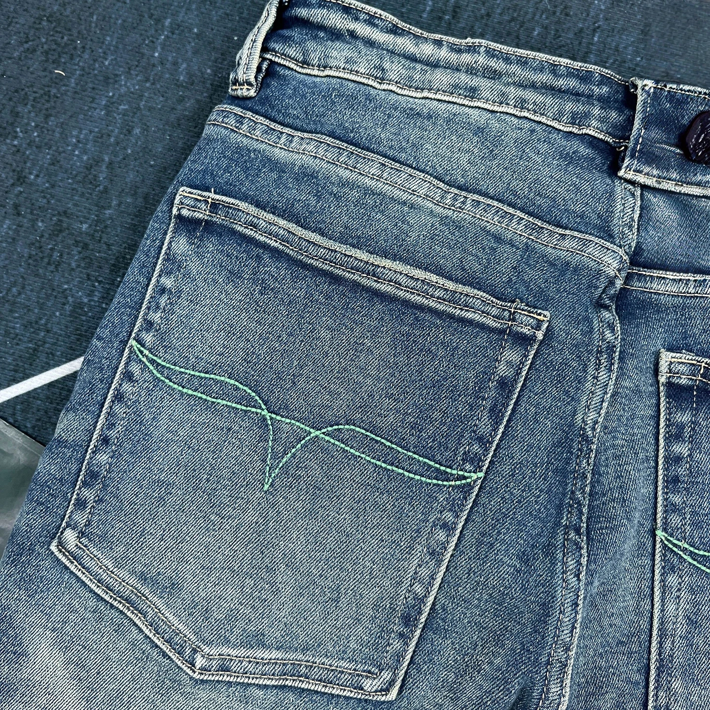 

Slightly stretchy retro blue jeans for men in fall, slim fit small straight trousers