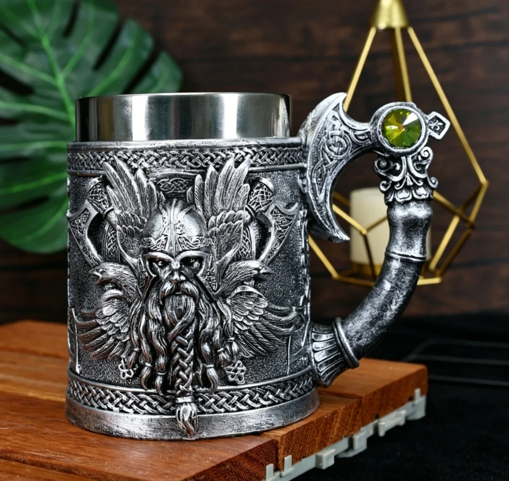 Jarra Vikinga Novedosa con Diseño de Hacha y Cuervo en Relieve 3D, Taza de Cerveza de Resina con Forro de Acero Inoxidable, Regalo Coleccionable para Amantes de la Cerveza