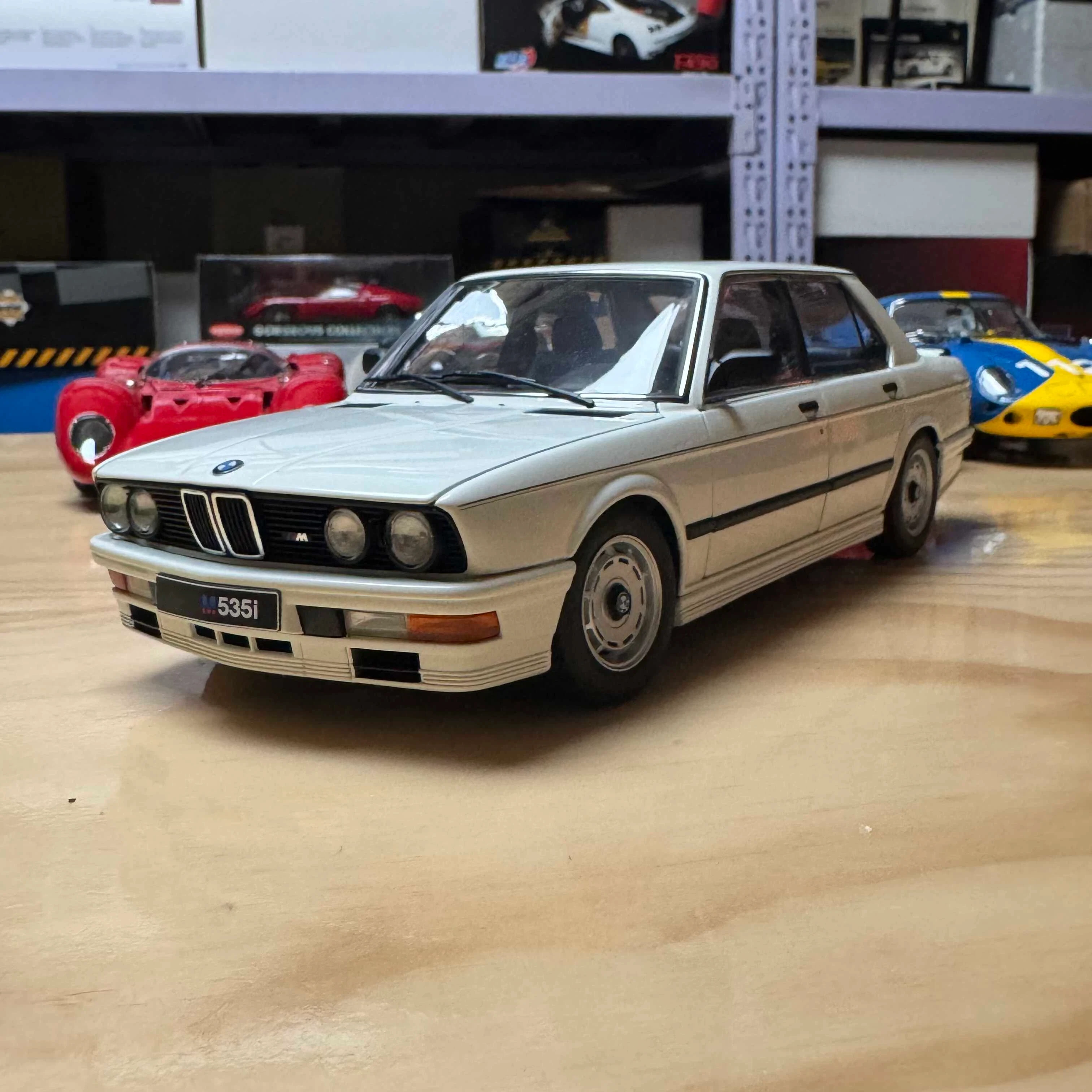 오토아트 1:18 M535i E28 1985 화이트 시뮬레이션 한정판 올 오픈 합금 금속 정적 자동차 모델 장난감 선물