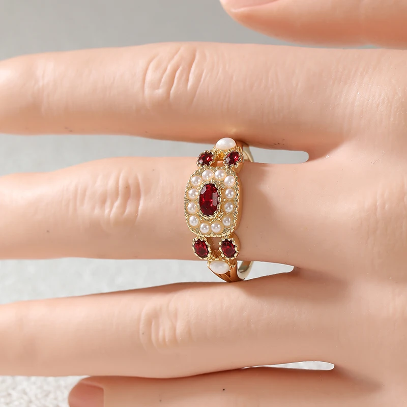 Vintage-Ring für Damen mit Eingelegten Imitationsperlen und Roten Zirkonia, Ethnischer Goldfarben-Geometrie-Schmuck für Alltag und Partys, Jubiläumsgeschenk – Detail 4