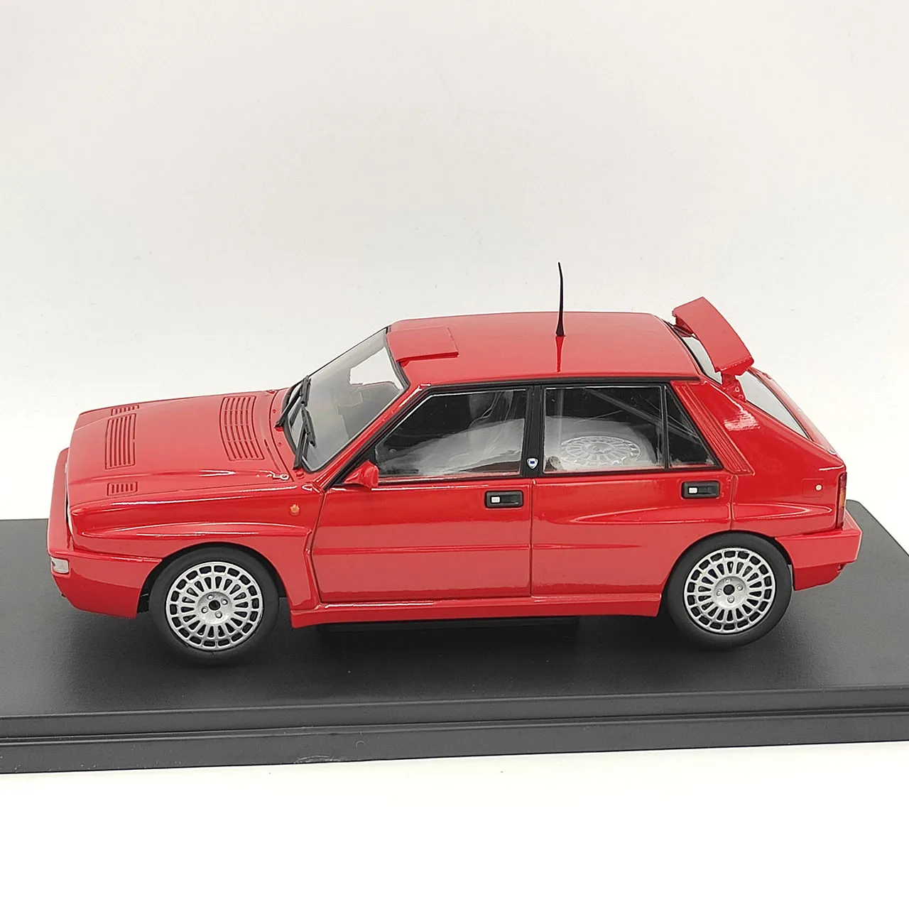 Diecast WHITEBOX 1:24 Scale Lancia Delta Integrale 16V Alloy Car Model Collectible Toy Gift Souvenir Display Ornament