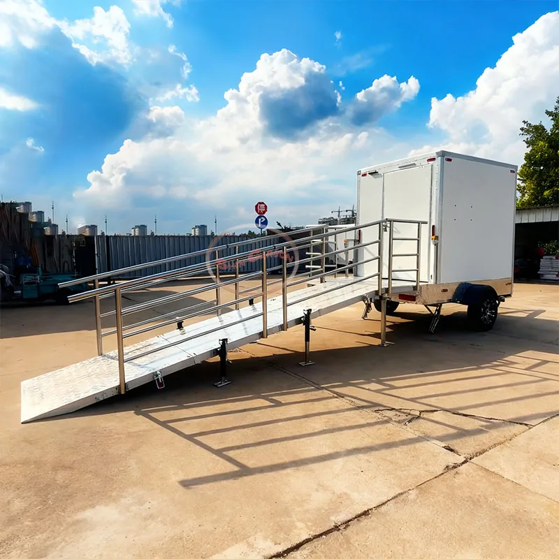 장애인을 위한 야외 이동식 화장실, 손잡이와 세면대가 있는 접근 가능한 화장실, 환기구와 거울, 안전 및 편리한 디자인