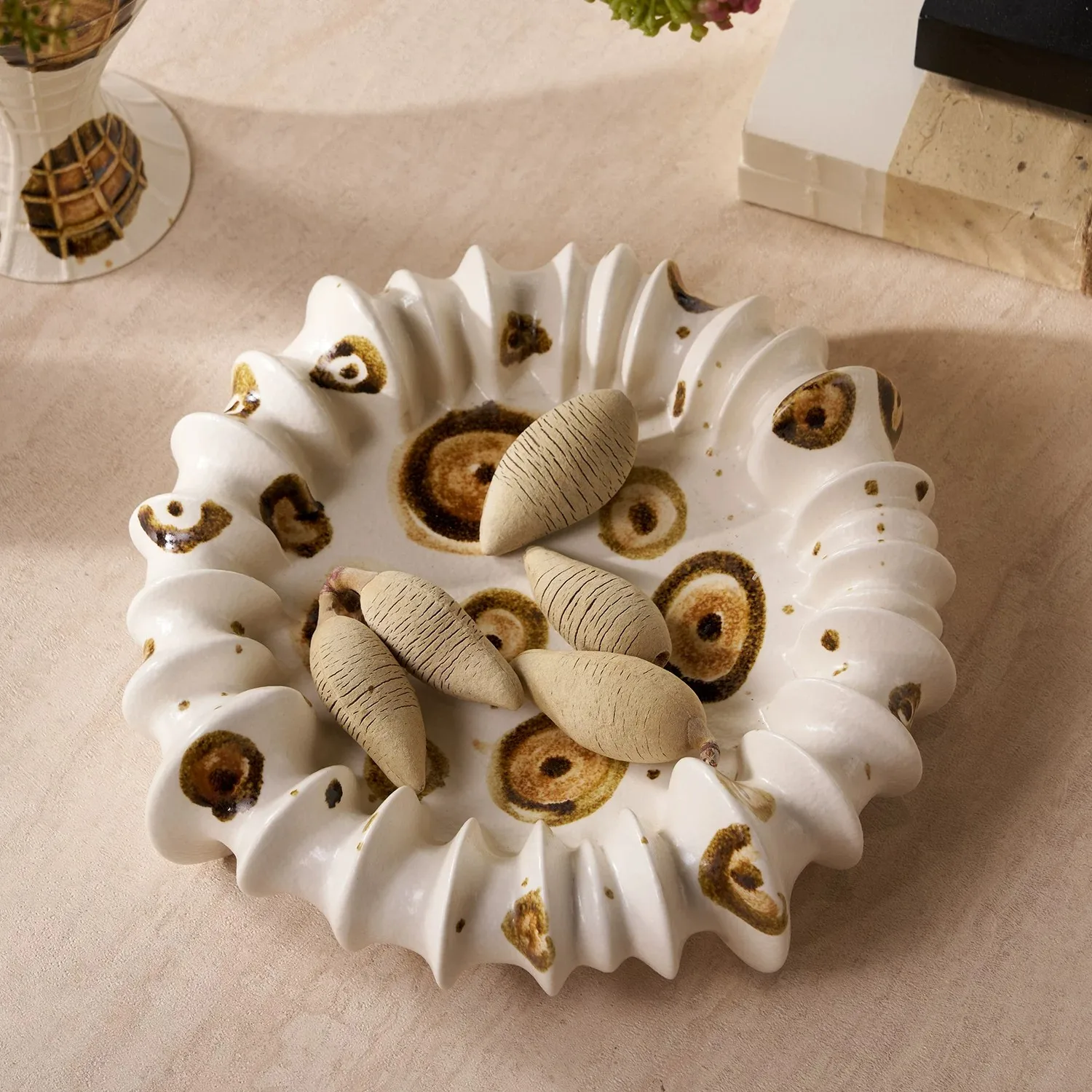 Nordic Creative Ceramic Pedestal Fruit Bowl Art Decor Tray Home Living Room Exhibition Tabletop Elevated Snack Display Ornament