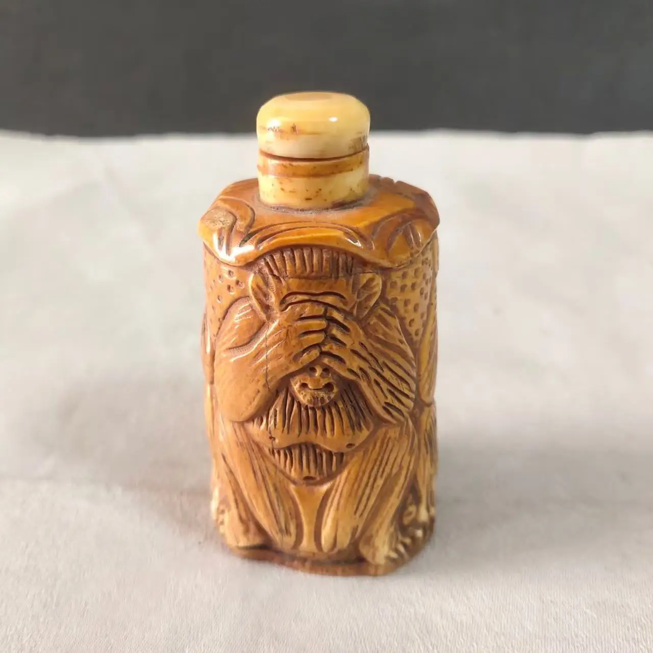 Collection Ornaments Asian China Old Hand Carved Lovely 3 Monkey Snuff Bottles Decoration