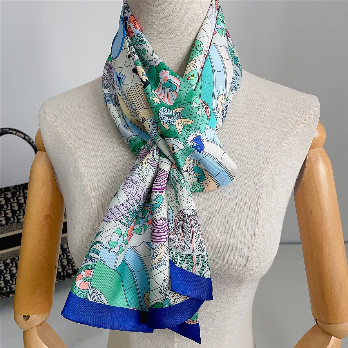 Versione coreana calda del nuovo parco divertimenti Moda femminile Versatile striscia di stampa a doppio strato Sciarpa decorativa in twill regalo