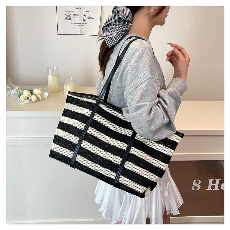 

‌ Новая осенняя женская большая сумка 2025 года — дизайнерская полосатая сумка на плечо, просторная сумка подмышками, модная и универсальная