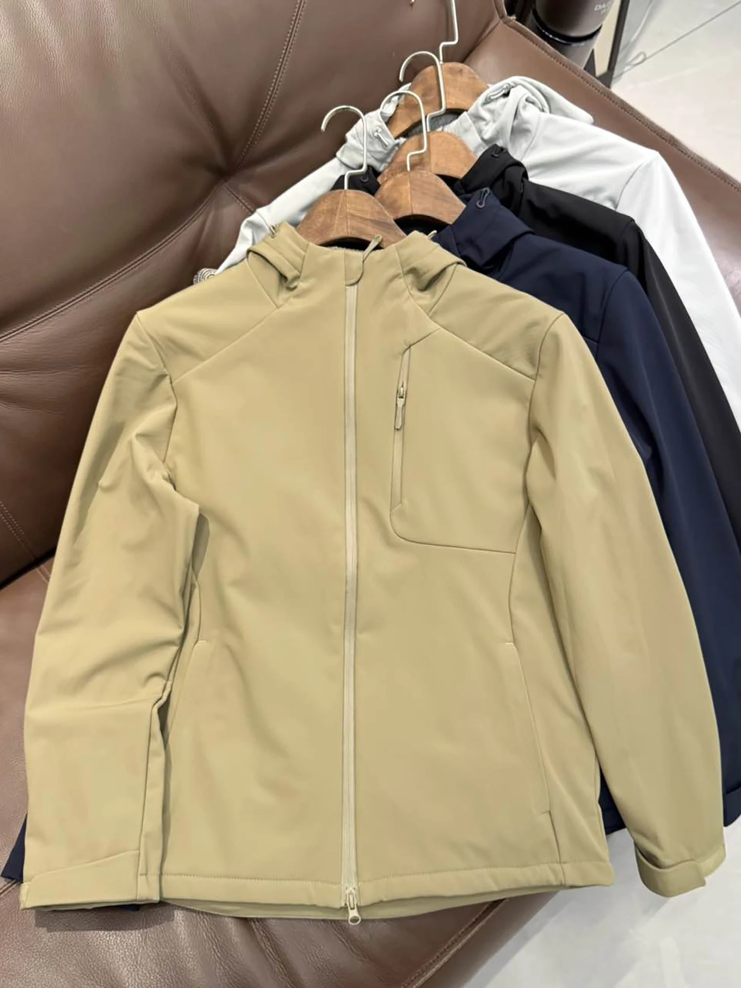 

2025 New Men's Outdoor Soft ell Jaet Windproof Waterproof Thin Fce Coat Coat with Hood Nylon Spandex Zipper Closure