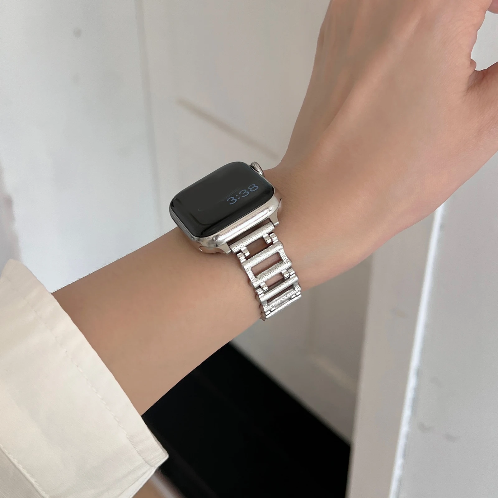 حزام معدني لسوار ساعة أبل للرجال والنساء من الفولاذ المقاوم للصدأ لساعة Iwatch 987654 SE Ultra40 41 44 45 مم خطوات مجوفة للمعصم