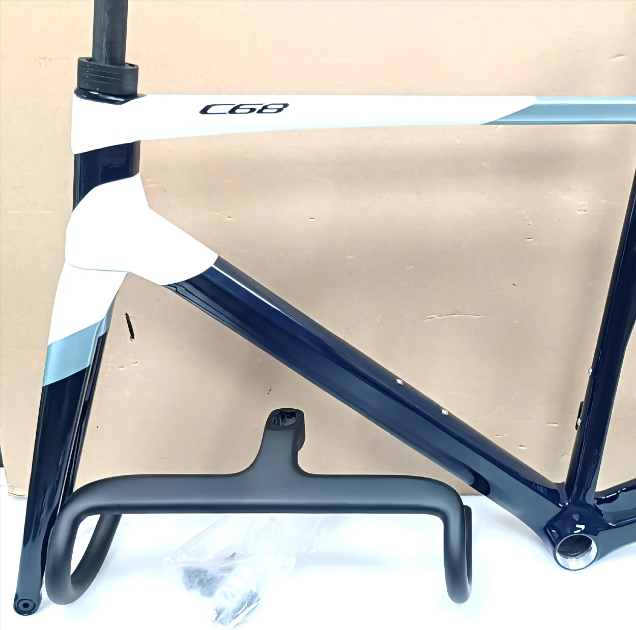 

25 Colors Newest C68 Carbon Frame Disc Brake Road Bicycle Carbon Frameset with Handlebar T47 Thread Bottom Bracket Bike Frames