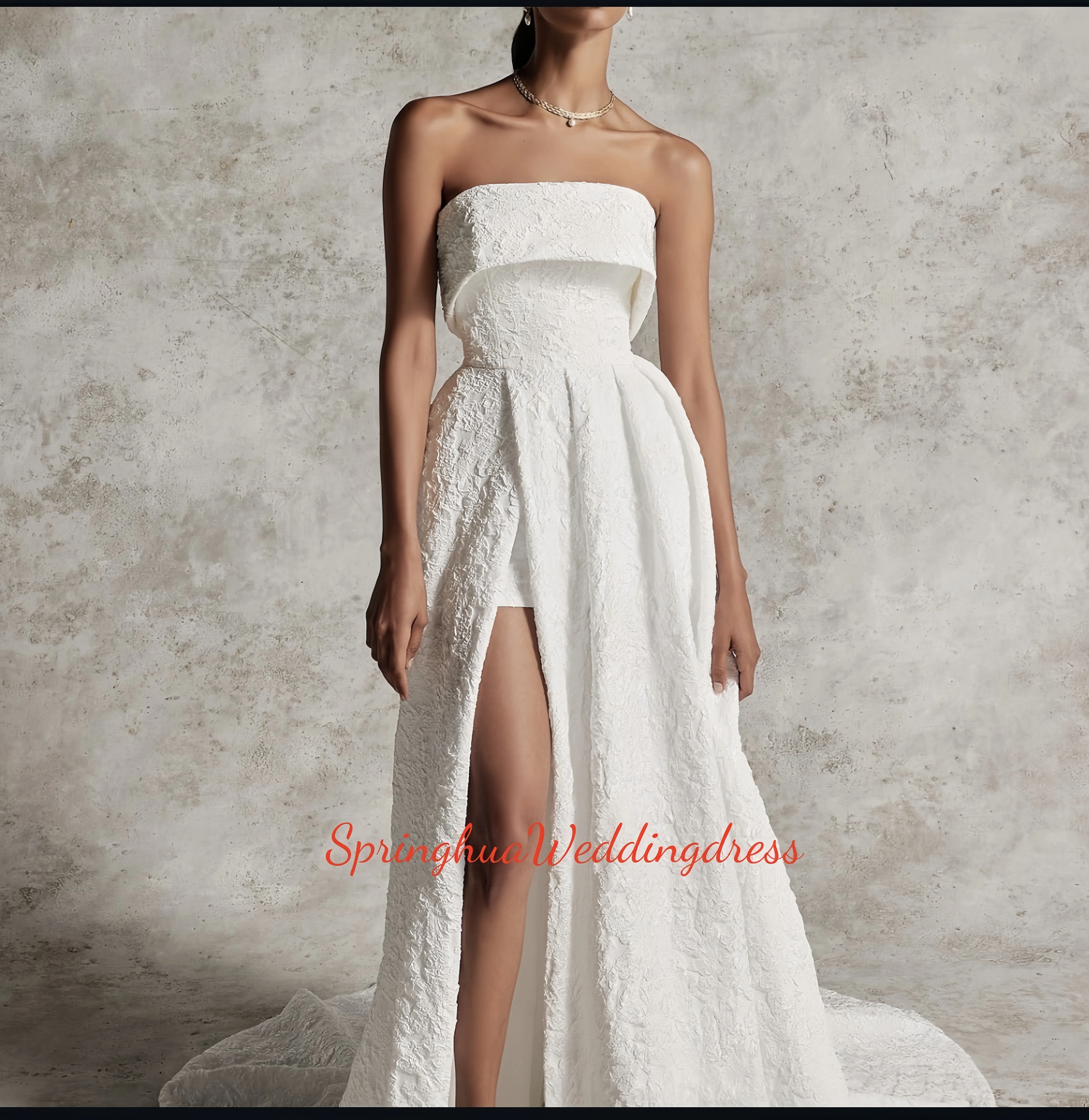 

Custom-made wedding gowns, evening gowns for special occasions, and wedding dresses for brides. The front hall is opened on one