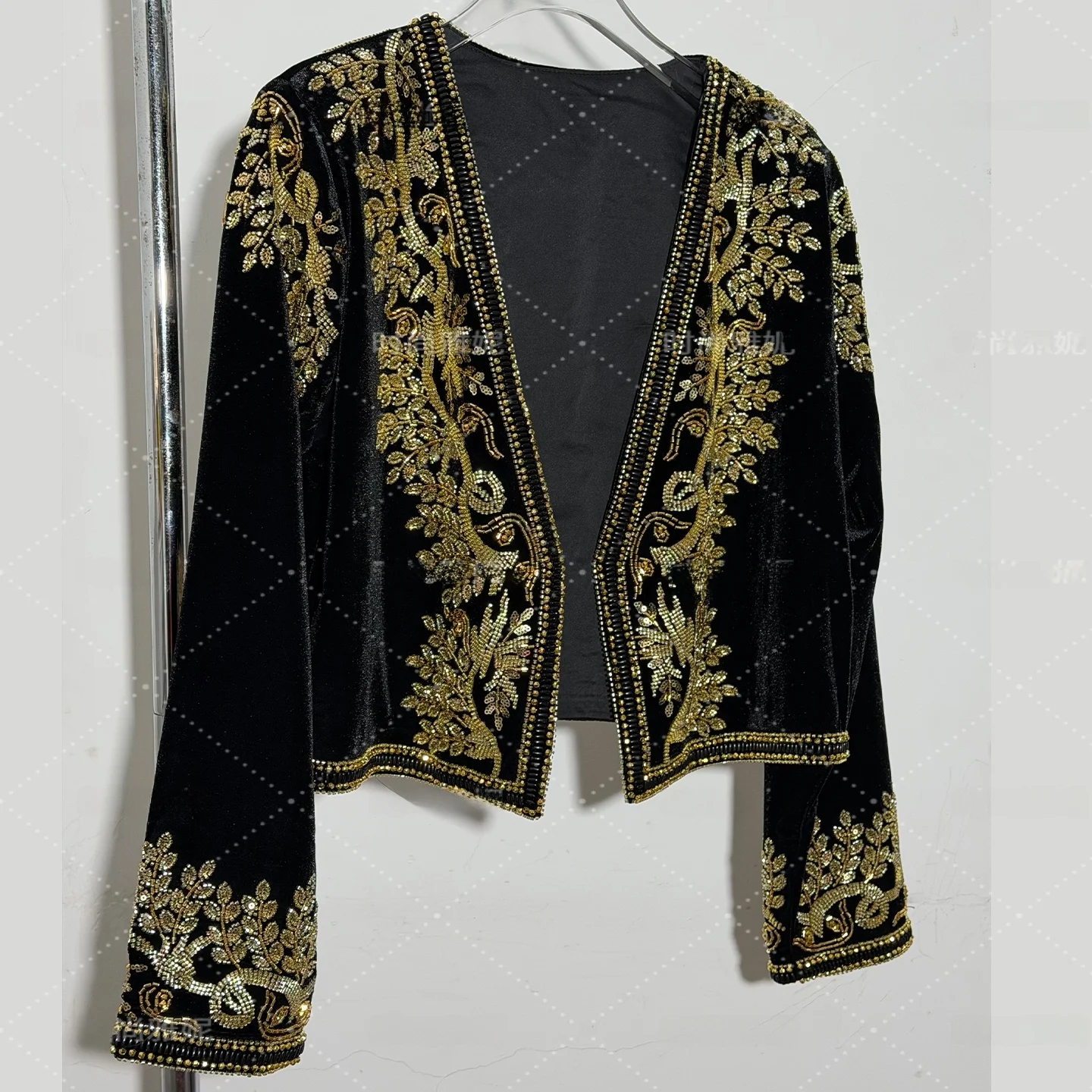 

Модная женская куртка с пайетками и золотистым декором, V-образный вырез, ретро-стиль, длинный рукав, винтажный образ, верхняя одежда для женщин