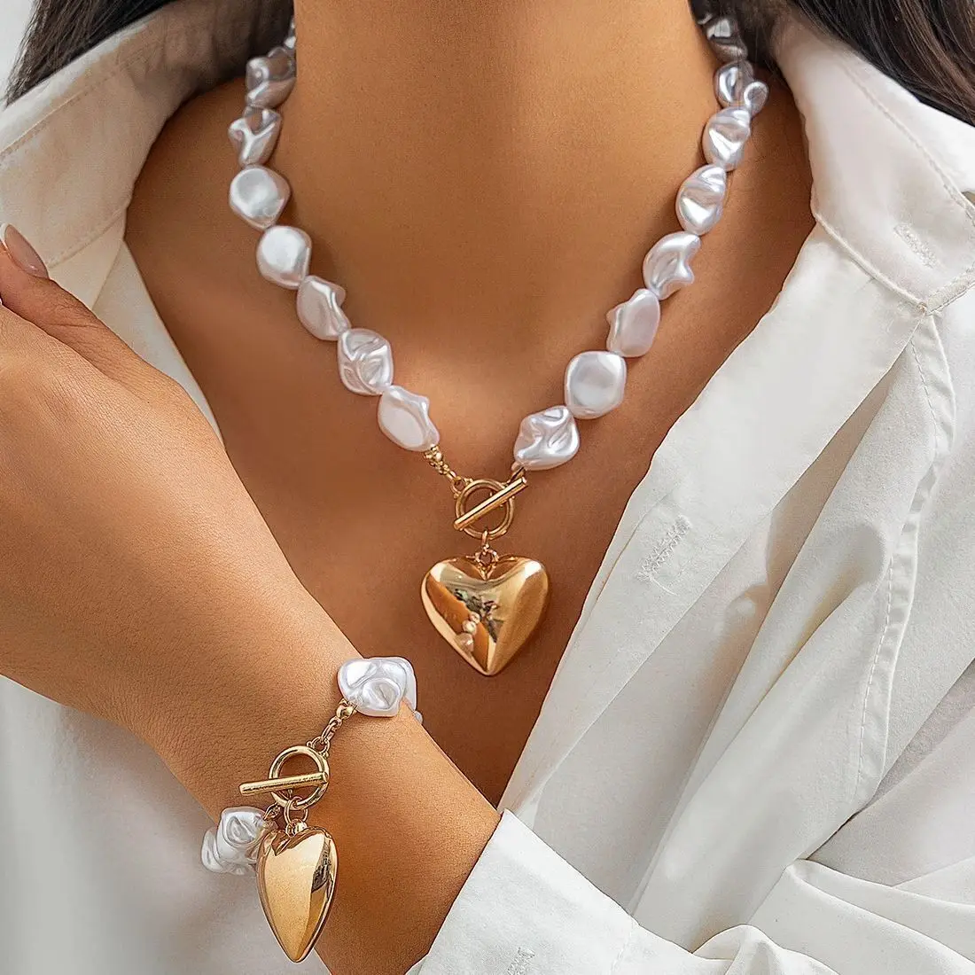 

Salircon Simple Chubby Love Heart Pendant Necklace for Women Elegant Baroque Imitation Pearl OT Buckle Choker Necklace Jewelry