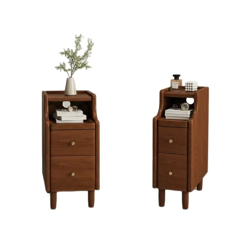 

Прикроватная тумбочка из массива дерева. Небольшая бытовая спальня. Щелевое хранилище с узкими краями. Простая современная ультраузкая полка.