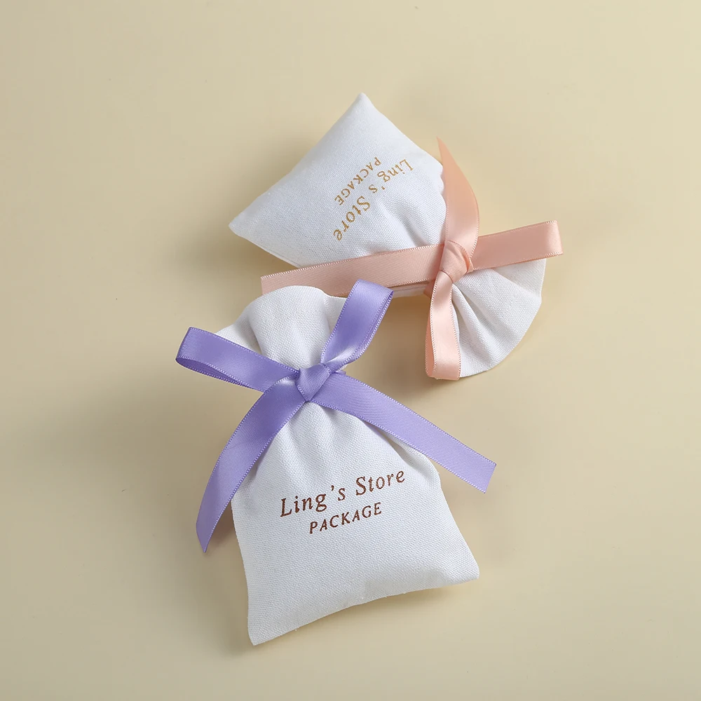 

50 шт., белая муслиновая лента с логотипом, хлопковая парусиновая сумка для ювелирных изделий, серьги, кольцо, браслет, ожерелье, кулон, органайзер, косметичка