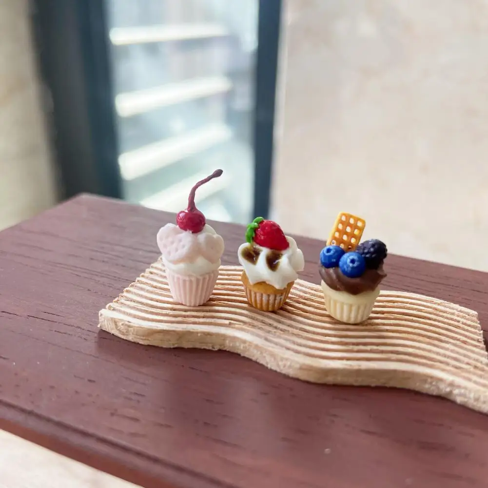 Modello realistico di cupcake Modello di cupcake in miniatura Accessori di frutta per la decorazione della casa delle bambole Simulazione di dessert in argilla