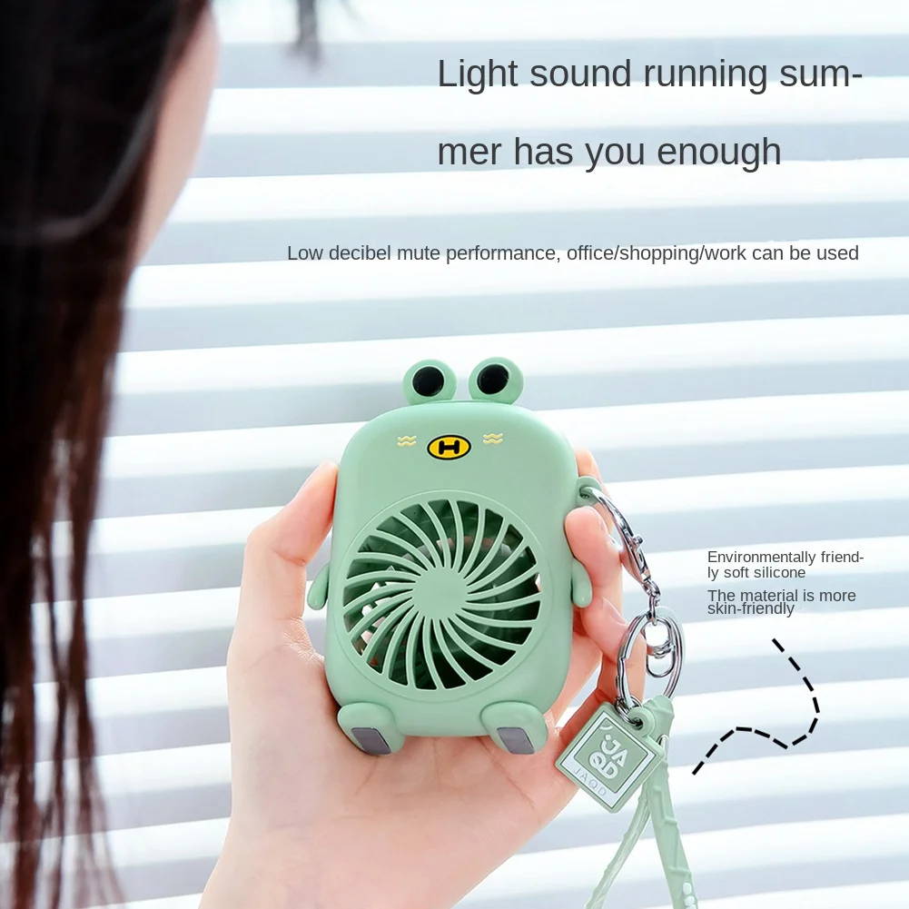 พัดลมขนาดเล็กสำหรับนักเรียน USB สำหรับฤดูร้อนพัดลมแบบพกพาขนาดเล็กชาร์จเชือกพวงกุญแจพัดลมการ์ตูนน่ารักพกพาได้สีเบจ