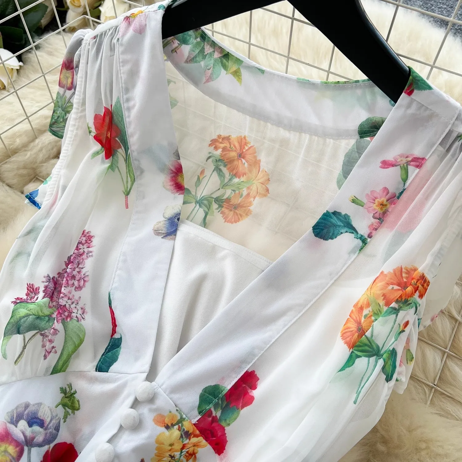 Letnie wakacje Wspaniała sukienka w kwiaty Damska bez rękawów, z falbankami, dekoltem w kształcie litery V, kwiatowym nadrukiem, guzikami, szyfonowa, artystyczna szata Vestidos