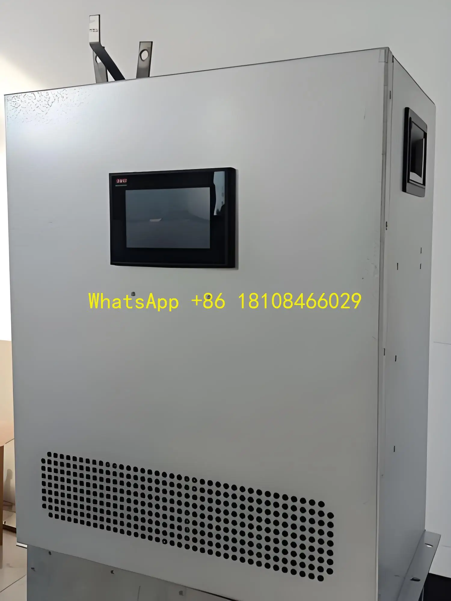 Attrezzatura trifase per la distribuzione dell'energia con filtro armonico attivo