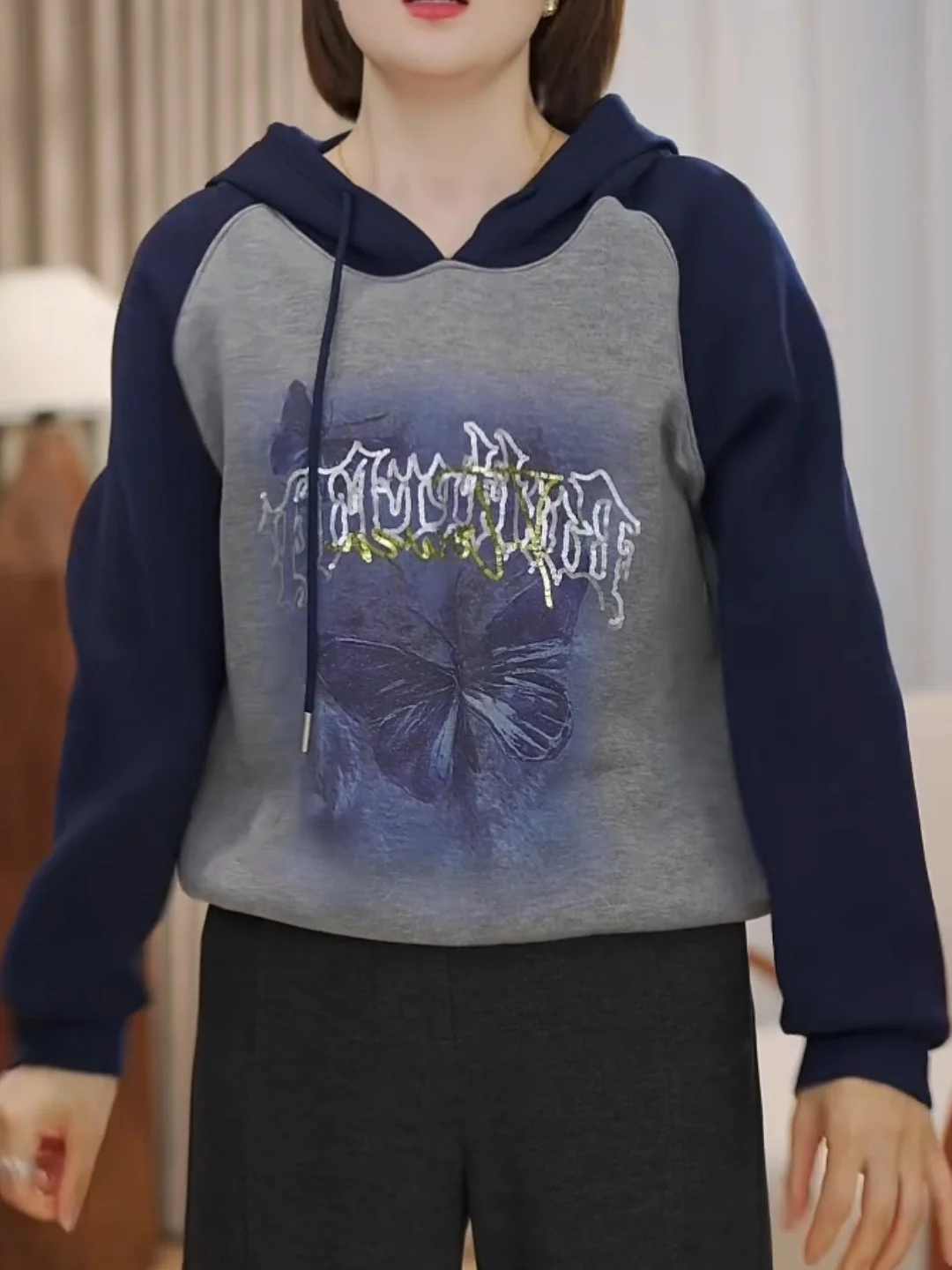 

Американский ретро-худи с капюшоном, осенняя новинка, большие размеры, модный универсальный топ с эффектом похудения, дизайн с цветовыми блоками для женщин