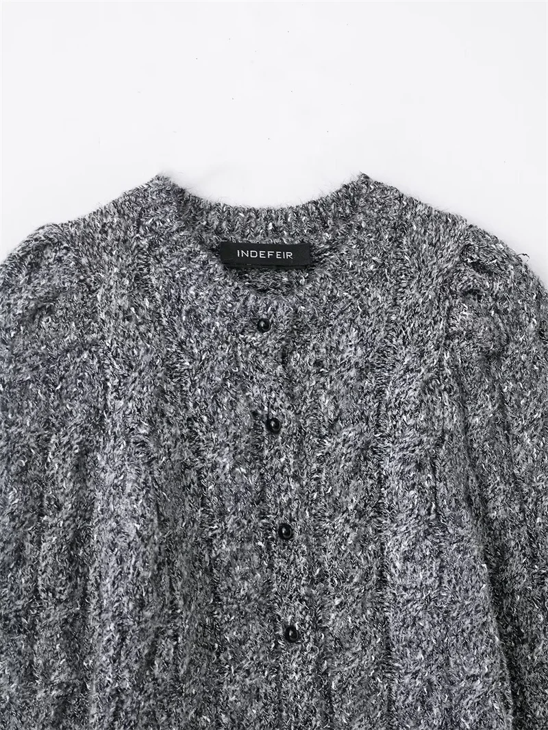 เสื้อผ้าผู้หญิงใหม่ประจำฤดูใบไม้ร่วง/ฤดูหนาวปี 2025 เสื้อคาร์ดิแกนถักลายเคเบิลประดับกลิตเตอร์พร้อมแขนพอง