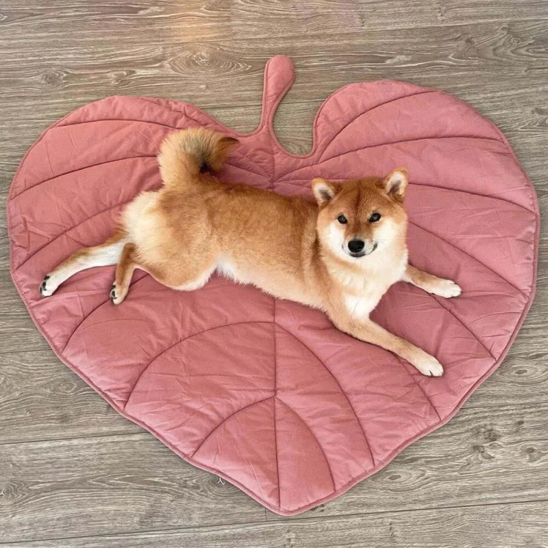 

Manufacturer Wholesale Creative Design Leaf Shape Outdoor Lightweight Pet Cat Mat Washable Pet Blanket Bed For Large Cat And Dog